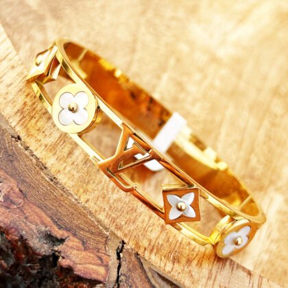 Luxe Emblem Charm Bangle