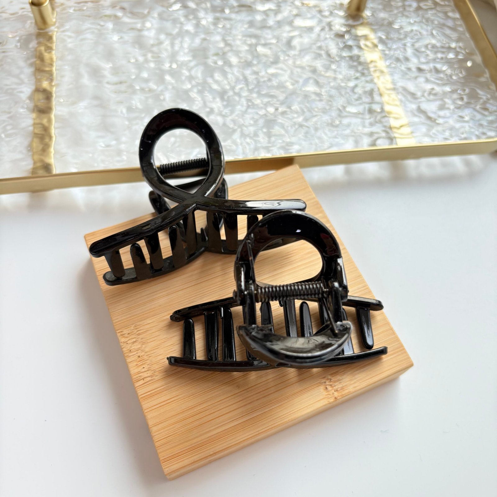 Loop Luxe Claw clutcher