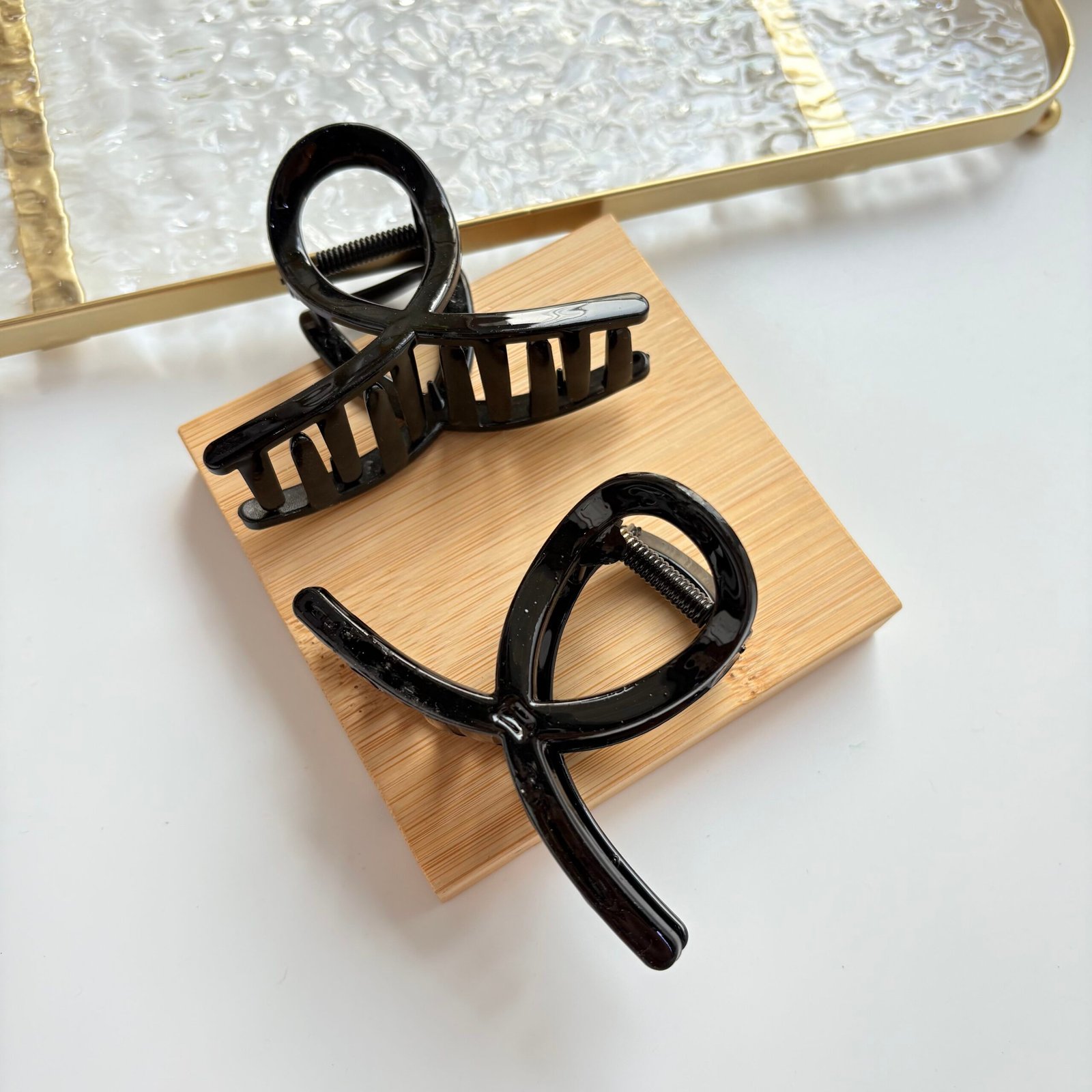 Loop Luxe Claw clutcher