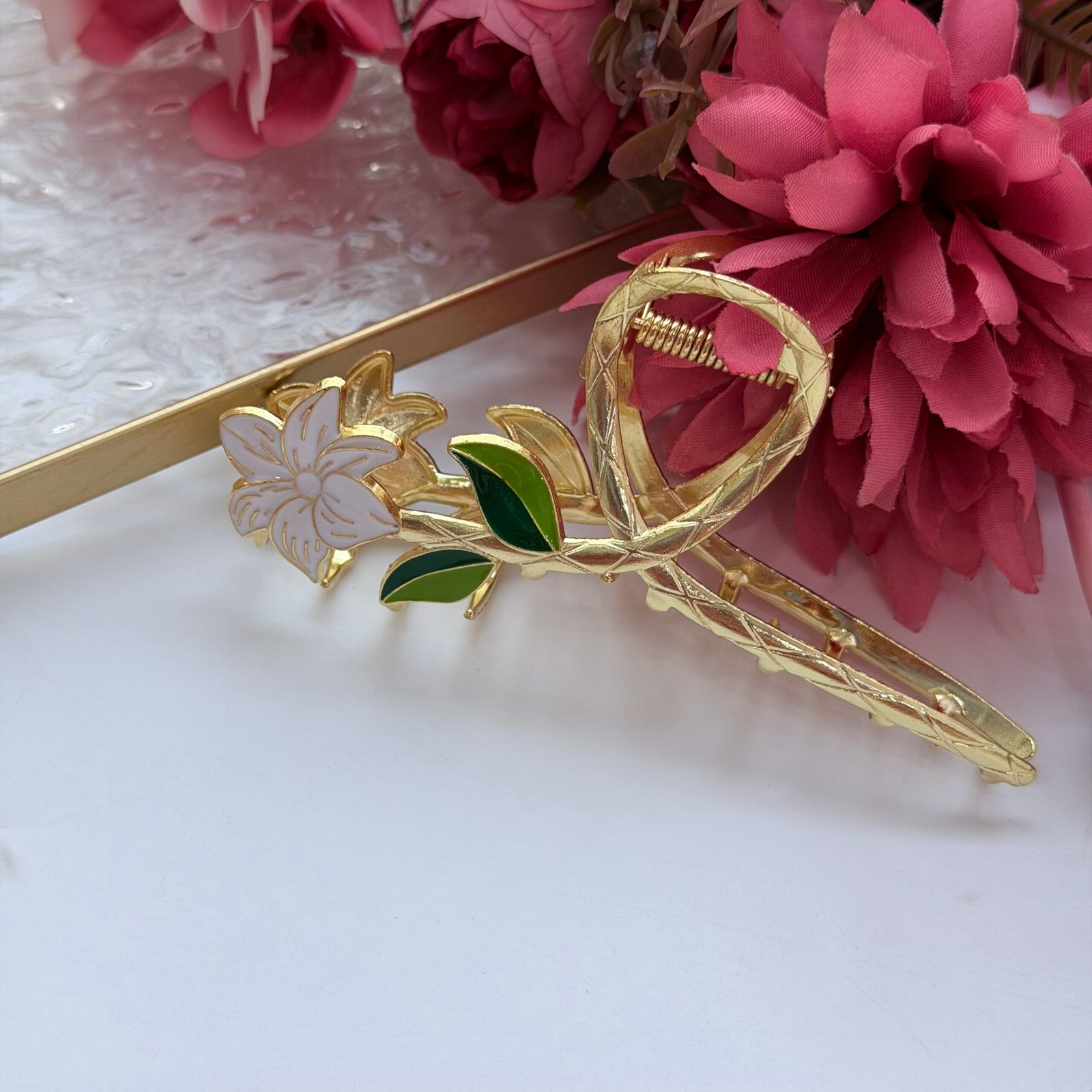 Ivory Garden Vine Clutcher